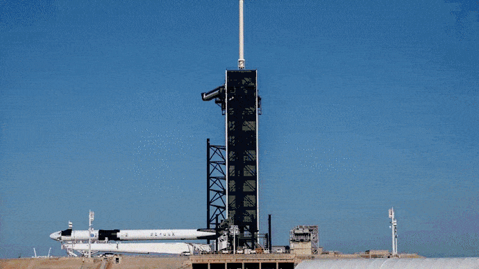 La fusée Falcon 9 et la capsule Crew Dragon sur le pas de tir.